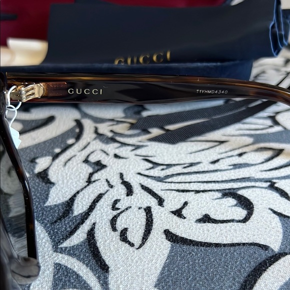 Gucci Tortoise Havana Green Sunglasses - Picture 4 of 9
